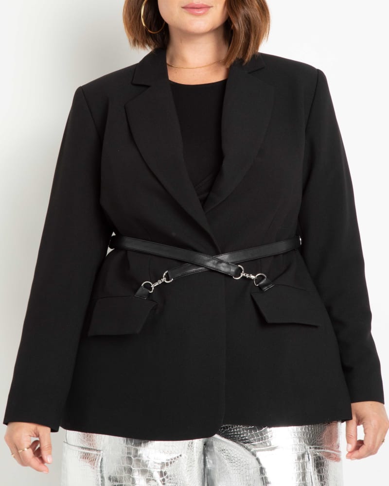 Front of a model wearing a size 14 Zelda Cinched Waist Blazer in Black Onyx by ELOQUII. | dia_product_style_image_id:236773